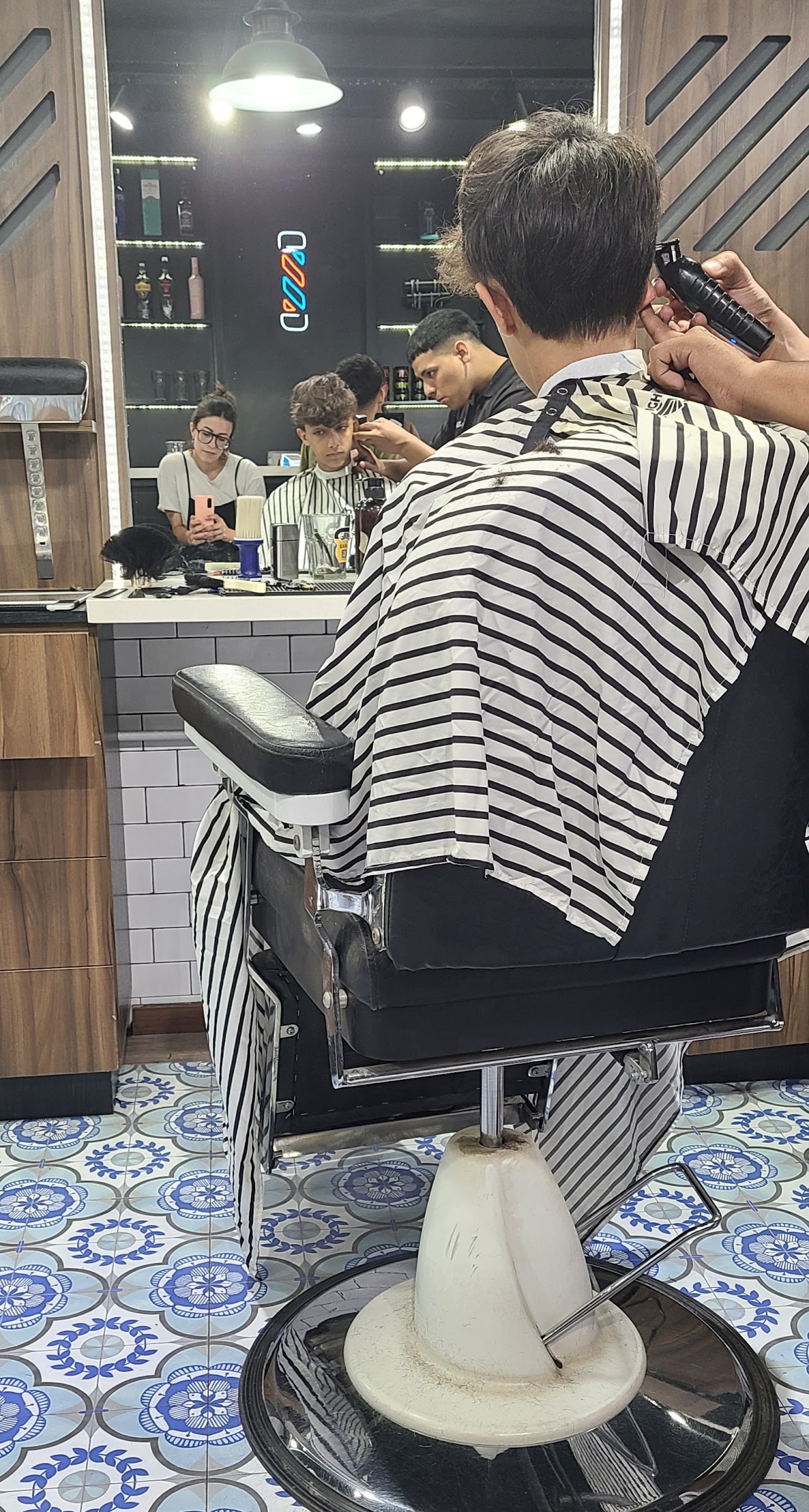 Barbero atendiendo un cliente en Sabino's